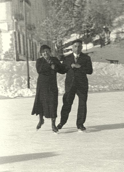 One of the most romantic date ideas.. even back in the 1900s!